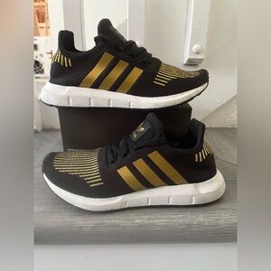 Adidas Original Swift Run Women's Black Metallic Gold Size 5 1/2